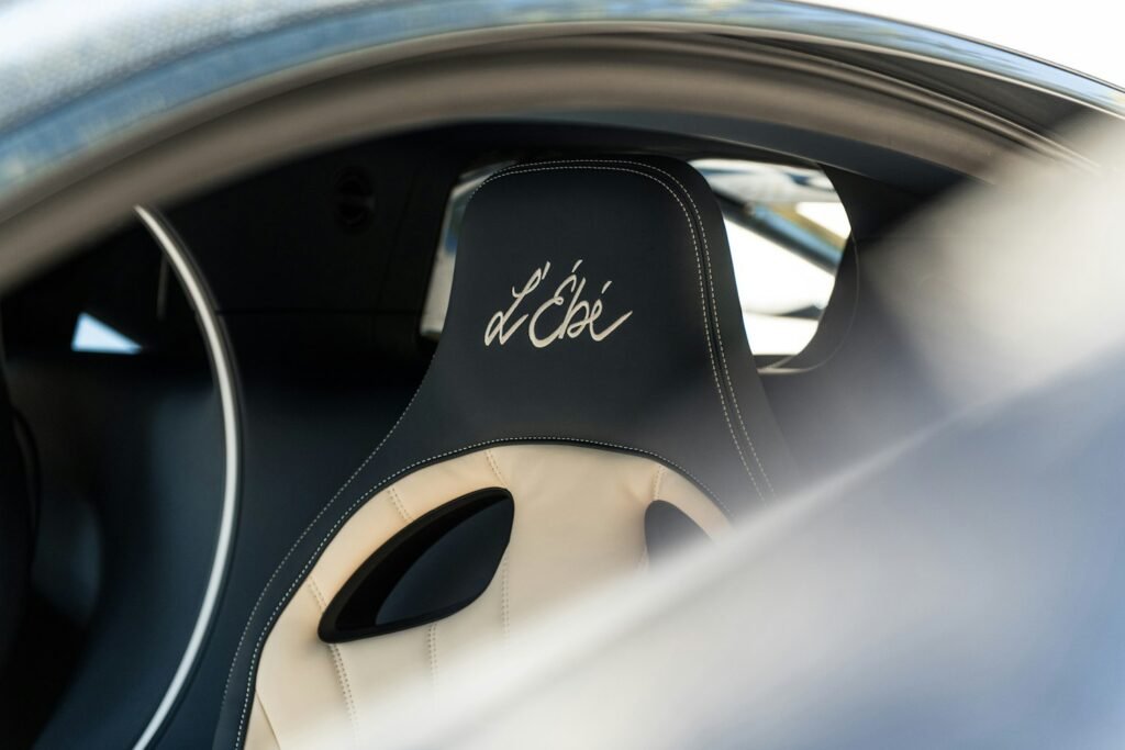 Firma L’Ébé en asiento del Bugatti Chiron L’Ébé | VALLTRO